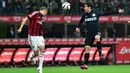 Gelandang Inter Milan, Hernanes (kanan) berebut bola udara dengan pemain AC Milan pada laga serie A di Stadio Giuseppe Meazza, Senin (20/4/2015). Inter Milan bermain imbang 0-0 dengan AC Milan. (AFP PHOTO/Giuseppe Cacace)