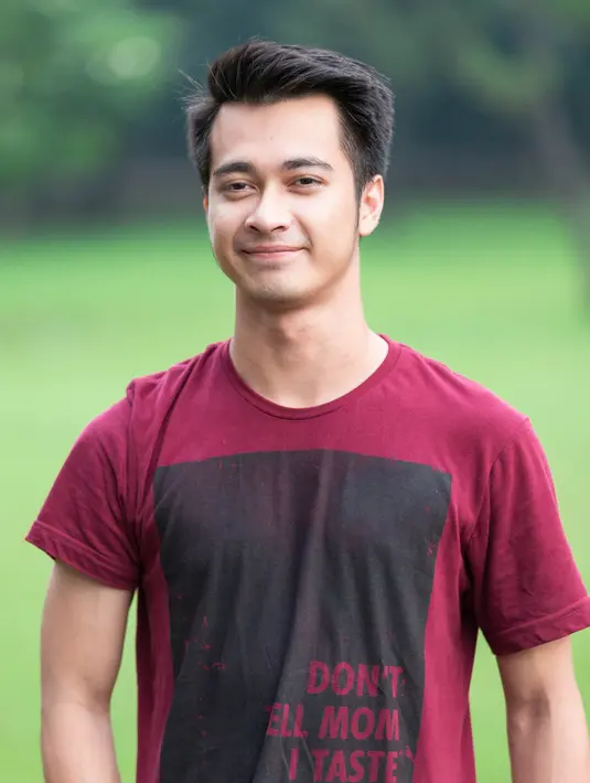 Kini Eza Gionino membintangi sebuah sinetron yang ditayangkan oleh SCTV berjudul ‘Halilintar’. Pria 25 tahun ini sangat bersyukur bisa mendapat kesempatan untuk berakting di sinetron ini. (Dezmond Manullang/Bintang.com)