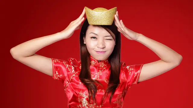 perempuan kaya baju merah imlek