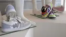 Nike Air Jordan PRS yang dikenakan RM (kiri) dan Nike Air multicolor high-top yang dikenakan Jimin dalam video klip BTS berjudul "Dynamite" ditampilkan saat pratinjau pers Julien's Auctions MusiCares Charity Relief Auction, di Beverly Hills, California, Selasa (26/1/2021). (VALERIE MACON/AFP)