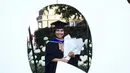 Saat lulus dari Queen Mary University of London, tampak Felicia mengenakan toga dengan pakaian hitamnya. @feliciahutapeaaa