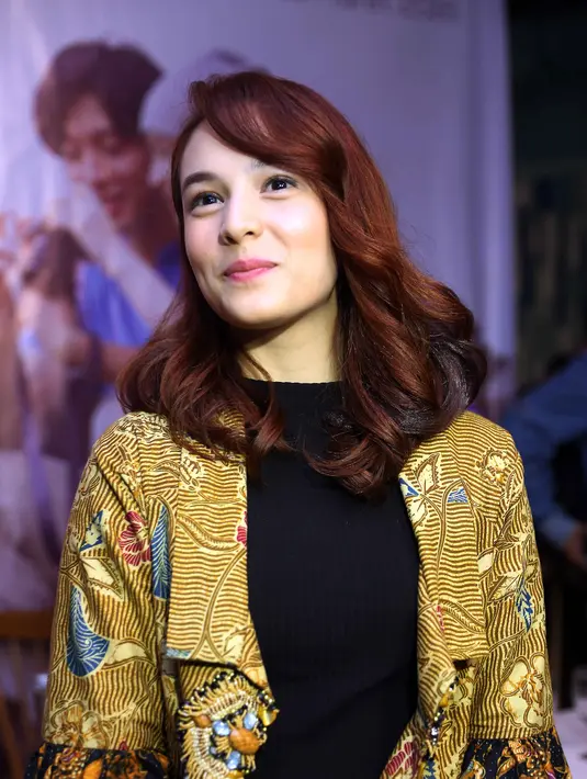 Tak hanya itu, Chelsea pun memperkenalkan keindahan kebudayaan pada Shu Watanabe, seperti makanan gudeg dan batik. (Nurwahyunan/Bintang.com)