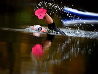 Theo Curin, perenang dengan amputasi empat anggota badan, mengikuti pelatihan perairan terbuka di air 12 derajat celcius, Compiegne, 23 Oktober 2020. Curin menyerah pada Olimpiade Tokyo untuk mengambil tantangan berenang melintasi Danau Titicaca (122km) di Peru pada November 2021. (FRANCK FIFE/AFP)