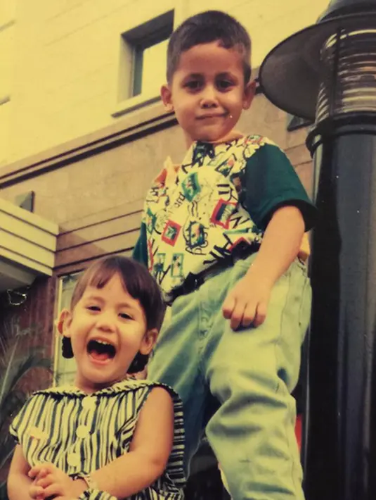 Pevita sering mengunggah foto keakrabannya bersama dengan Keenan, salah satu foto yang diunggahnya adalah foto masa kecil Keenan dan Pevita (Via Instagram/@pevpearce)