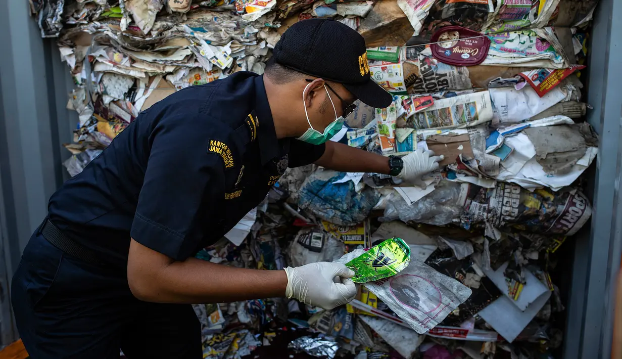Petugas Bea Cukai Tanjung Perak memeriksa kontainer berisi sampah asal Australia di Pelabuhan Tanjung Perak, Surabaya, Jawa Timur, Selasa (9/7/2019). Ini upaya penindakan kedua oleh Bea Cukai Tanjung Perak terhadap bahan berbahaya dan beracun (B3) yang masuk ke Surabaya. (JUNI KRISWANTO/AFP)