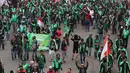 Suasana unjuk rasa pengemudi ojek online di depan Gedung MPR DPR, Jakarta, Senin (23/4). Pengunjuk rasa mensweeping bahkan memberhentikan sejumlah ojek online lain yang masih beroperasi. (Liputan6.com/Johan Tallo)