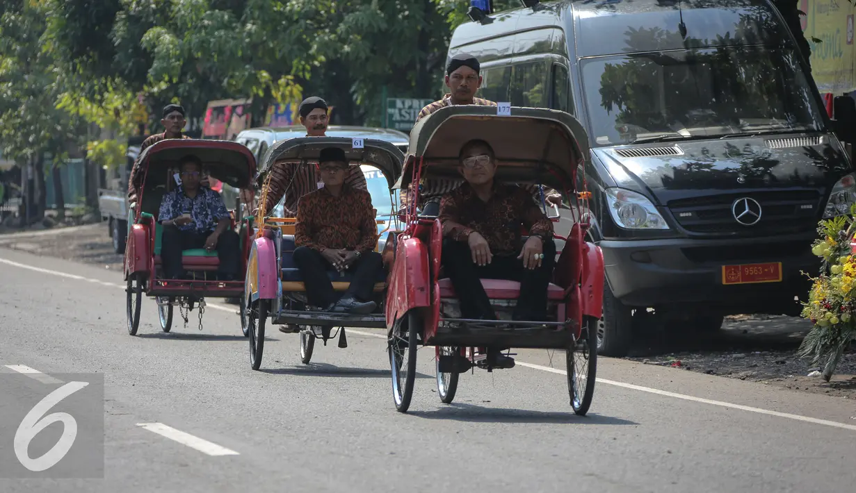 Sejumlah Tamu undangan menaiki becak menghadiri resepsi pernikahan Selvi Ananda dan Gibran di Gedung Graha Saba Buana, Solo, Jawa Tengah, Kamis (11/6/2015). Sebanyak 200 becak disediakan untuk mengantar tamu undangan. (Liputan6.com/Faizal Fanani)