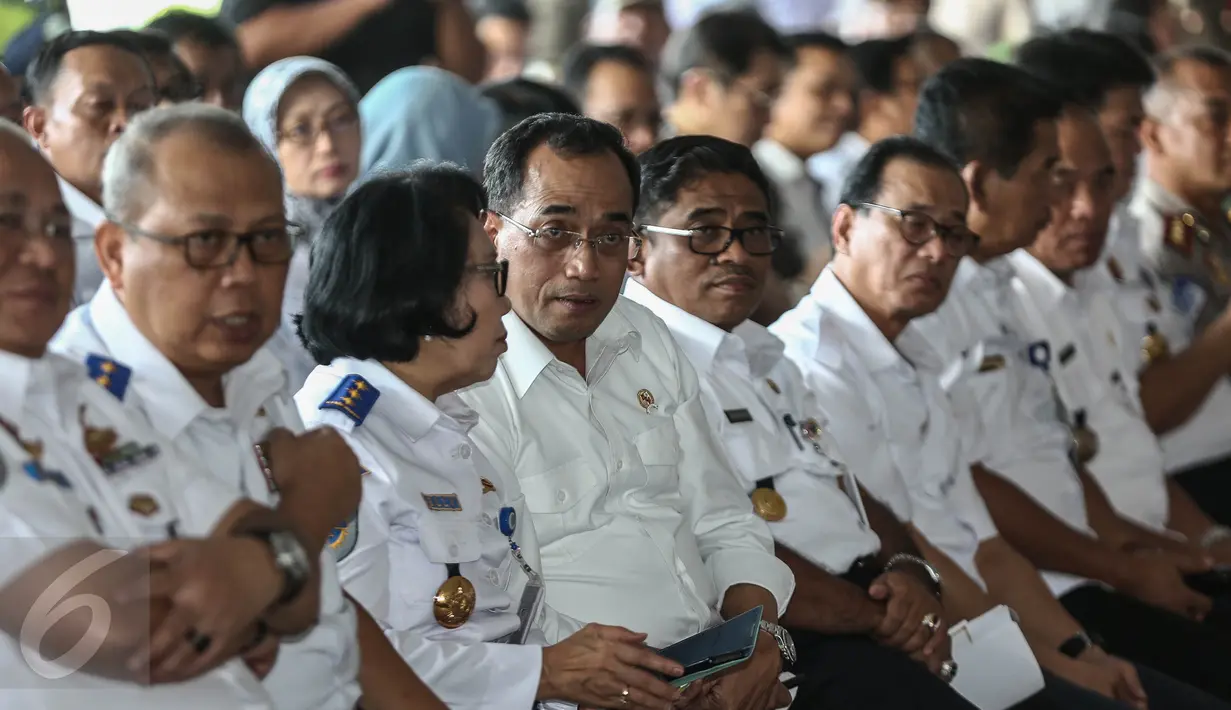 Menhub Budi Karya berbincang sebelum meresmikan soft launching di Terminal Bus Pulo Gebang, Jakarta, (28/12). Terminal ini disebut-sebut sebagai yang terbesar se-Asia Tenggara, dan akan dijadikan basis utama bus-bus AKAP. (Liputan6.com/Faizal Fanani)