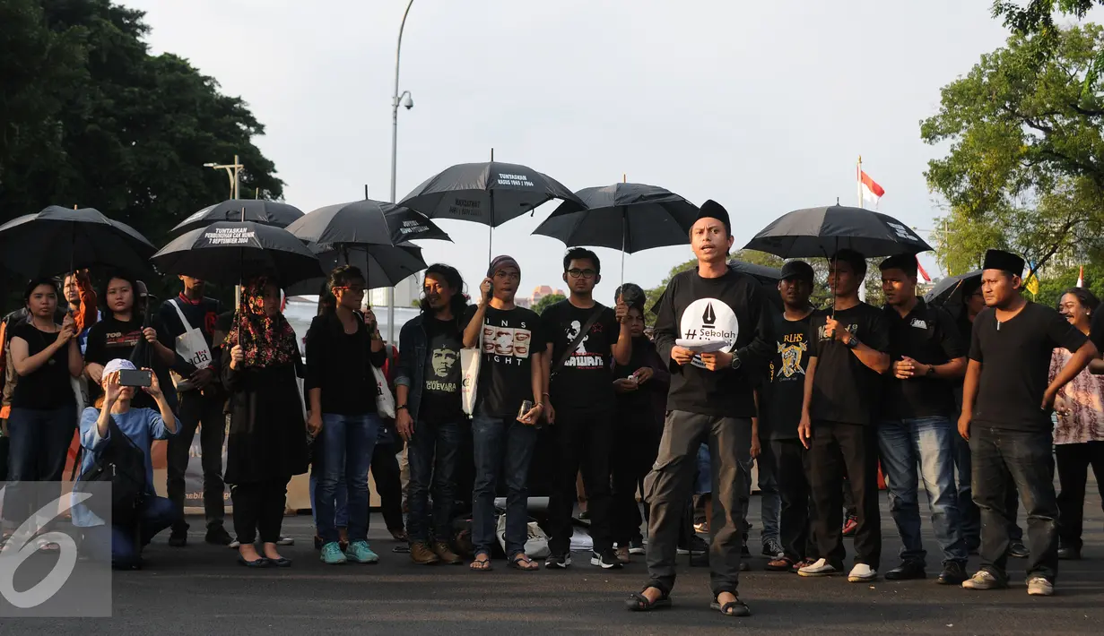 Aktivis berorasi saat aksi kamisan di depan Istana Merdeka, Jakarta, Kamis (4/8). Aksi ini juga memberi dukungan buat Koordinator Kontras Haris Azhar yang dituduh melakukan pencemaran nama baik sejumlah lembaga. (Liputan6.com/Helmi Fithriansyah)