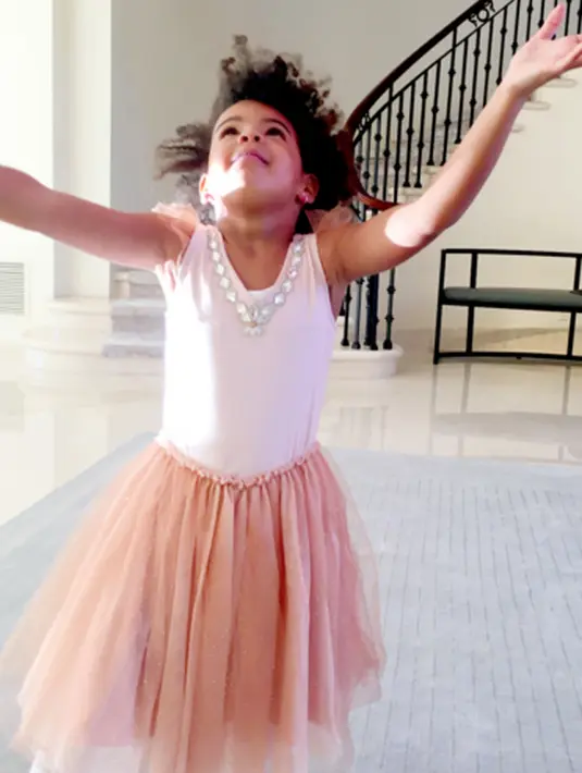 Pada tahun lalu, perayaan ulang tahun Blue Ivy mengangkat tema jungleland. Sempat diwartakan oleh Aceshowbiz yakni, Beyonce merogoh kocek hingga 2 milyar USD untuk menyewa kebun binatang di Miami. (viawebsitebeyonce/Bintang.com)