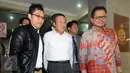 Komisioner KY Taufiqurrohman Syahuri (tengah) usai diperiksa Subdit II Bareskrim, Jakarta, Senin (28/9/2015). Taufiqurrohman diperiksa sebagai tersangka dalam kasus dugaan pencemaran nama baik hakim Sarpin Rizaldi. (Liputan6.com/Helmi Afandi)