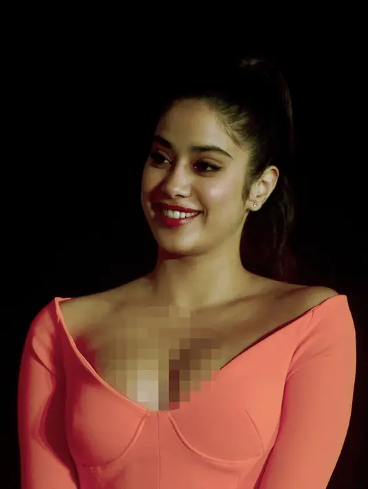 Janhvi Kapoor tersenyum saat difoto selama acara komersial di Mumbai pada 21 September 2022. Aura kecantikannya terlihat dengan riasan wajahnya yang tampak flawless menggunakan make-up natural look. (AFP/Sujit Jaiswal)