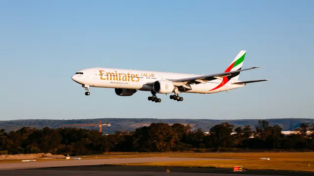 Penerbangan Rute Dubai - Brisbane Selama 14 Jam Selamat Meski Pesawat Berlubang Besar