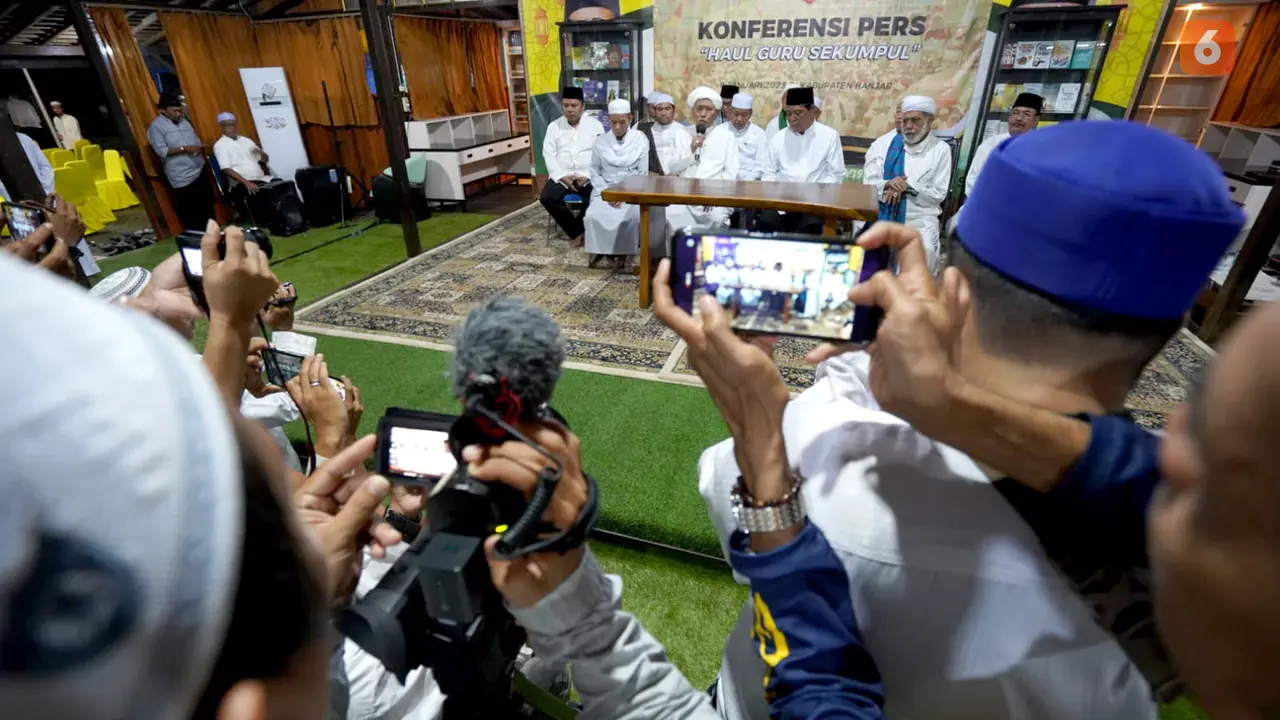Jumpa Pers Haul Abah Guru Sekumpul di kediaman Gubernur Kalimantan Selatan, Sahbirin Noor di Desa Keramat Kecamatan Martapura Timur Kabupaten Banjar Kalimantan Selatan.
