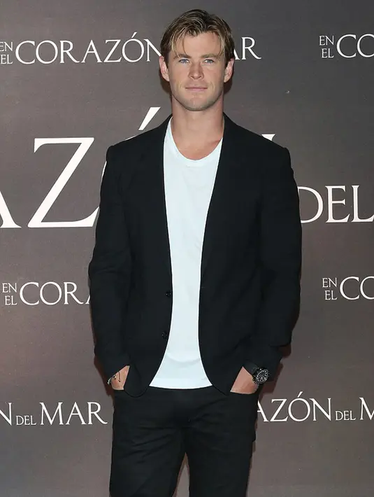 Pada suatu wawancara, Hemsworth mengaku membatasi pola makannya dengan hanya mengonsumsi 500-700 kalori per hari selama beberapa minggu. Hal ini dilakukannya demi adegan ketika Owen Chase terdampar di laut. (via dailymail.co.uk)