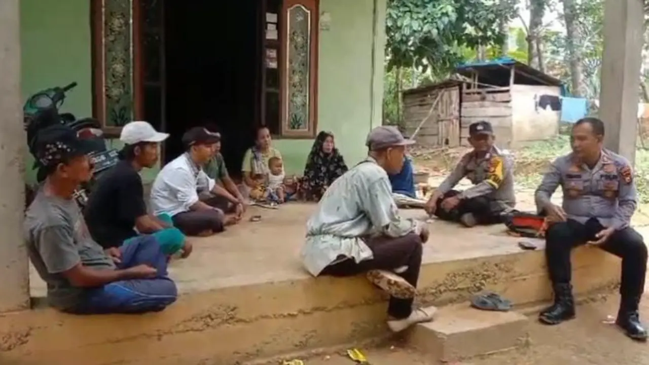 Polisi di Rokan Hulu berdialog dengan warga desa untuk sosialisasi Pilkada dengan tujuan melawan golput.
