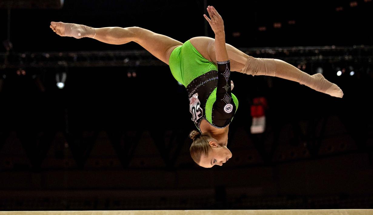 Atlet Individual Netral (AIN) peringkat pertama asal Rusia, Angelina Melnikova saat tampil di alat keseimbangan (balance beam) pada final all-around putri di Kejuaraan Dunia Senam Artistik FIG ke-53 di Jakarta pada 23 Oktober 2025. (Yasuyoshi CHIBA/AFP)