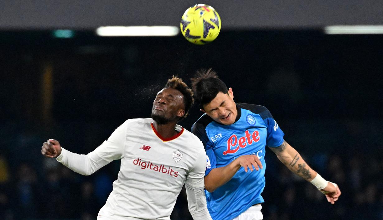 Pemain Napoli, Kim Min-jae (kanan) berebut bola dengan pemain AS Roma, Tammy Abraham pada laga lanjutan Liga Italia 2022/2023 di Diego-Maradona Stadium, Naploli, 29 Januari 2023. Min-jae berhasil menjelma sebagai salah satu bek tangguh di Serie A setelah kedatangannya dari Fenerbache. Sejauh ini, pemain asal Korea Selatan tersebut telah mencatatkan 2 gol dan 2 assist dalam 32 laga. Berkat penampilan gemilangnya, ia sukses membawa Napoli juara Liga Italia 2022/2023. (AFP/Andreas Solaro)