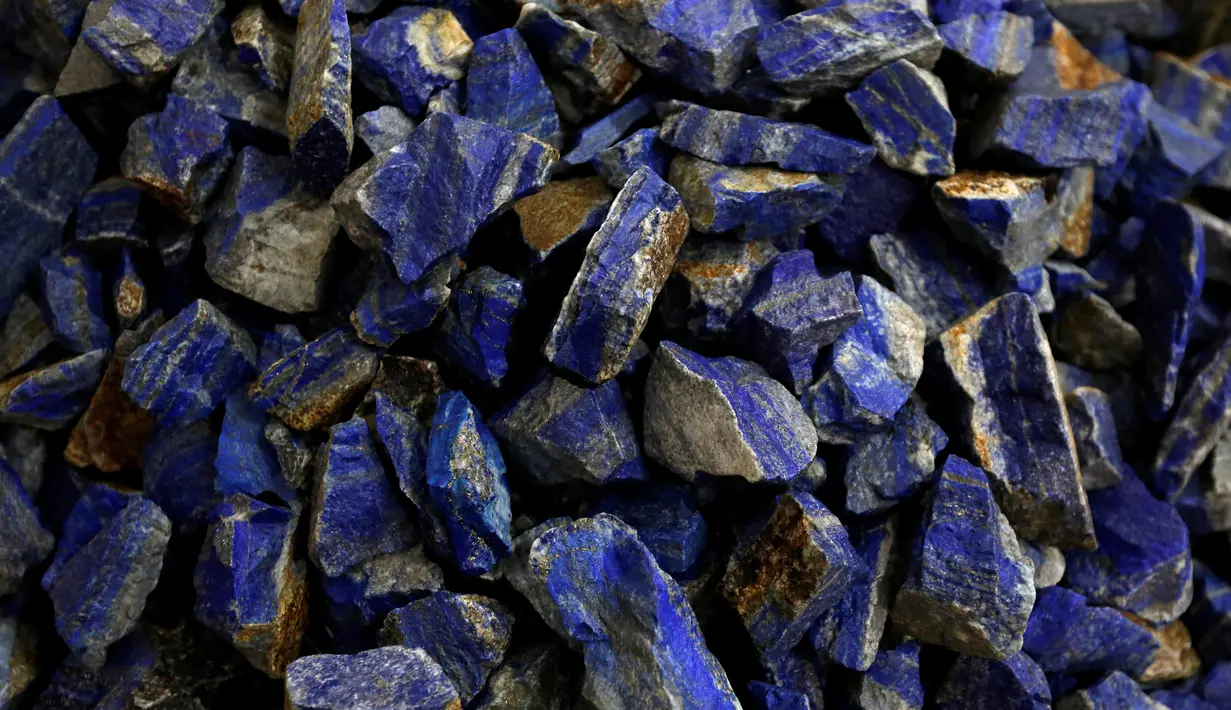 Beberapa sumber menyebutkan bahwa lapis lazuli dapat ditemukan jauh di timur hingga daerah sekitar Danau Baikal di Siberia. Pada zaman kuno, lapis lazuli diperdagangkan hingga ke Mesir Kuno, bahkan sampai ke Mauritania. (REUTERS/Mohammad Ismail)  