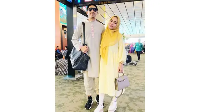 Momen saat Medina Zein mengantarkan sang suami ke bandara untuk melakukan ibadah umrah.