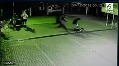 Sekelompok gangster motor di Depok nekat membacok seorang pria demi mendapatkan ponsel korban.