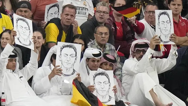 Foto Mesut Ozil di Laga Spanyol vs Jerman Piala Dunia 2022