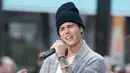 Namun beberapa waktu lalu kejadian tak mengenakan datang padanya. Ketika berada di atas panggung, Justin Bieber dilempar botol plastik, dan untungnya ia bisa menghindari botol tersebut. (AFP/Bintang.com)