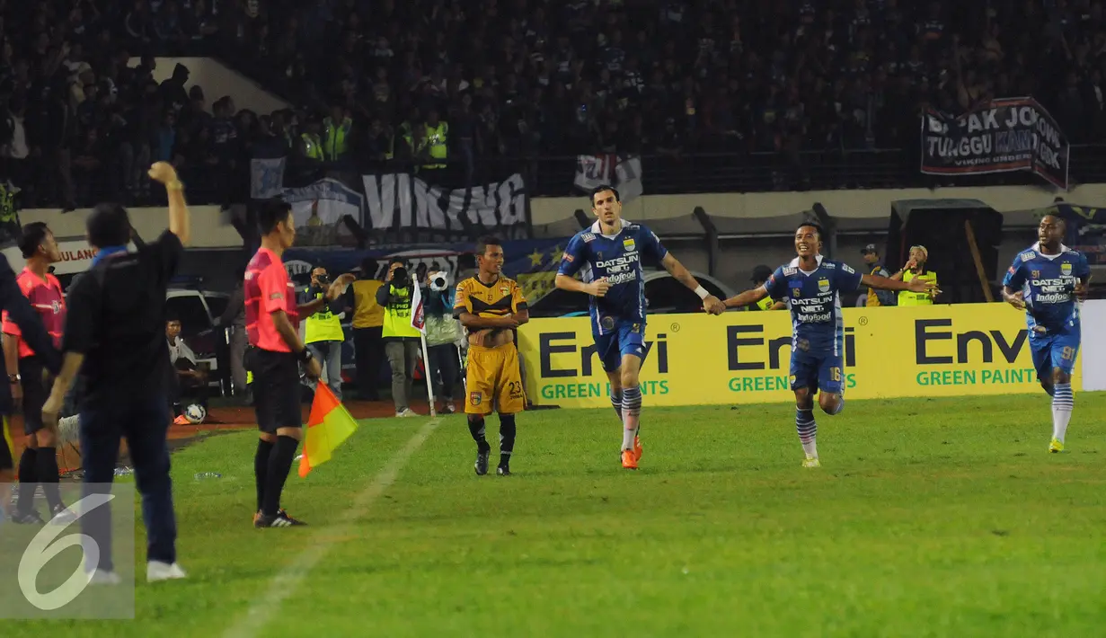 Bek Persib, Vladimir Vujovic (tengah) merayakan golnya ke gawang Mitra Kukar saat laga Turnamen Piala Bhayangkara di Stadion Si Jalak Harupat, Soreang, Bandung, Kamis (17/3/2016). Laga berakhir imbang 1-1. (Liputan6.com/Helmi Fithriansyah)