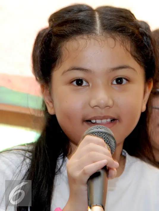 Naomi Ivo saat menghadiri preskon Film "Untuk Angeline" di Pondok Indah Mall, Jakarta, Kamis (7/1/2016).  Film tersebut diharapkan bisa menjadi pelajaran berharga bagi masyarakat Indonesia tentang hak asuh anak. (Liputan6.com/Helmi Afandi)