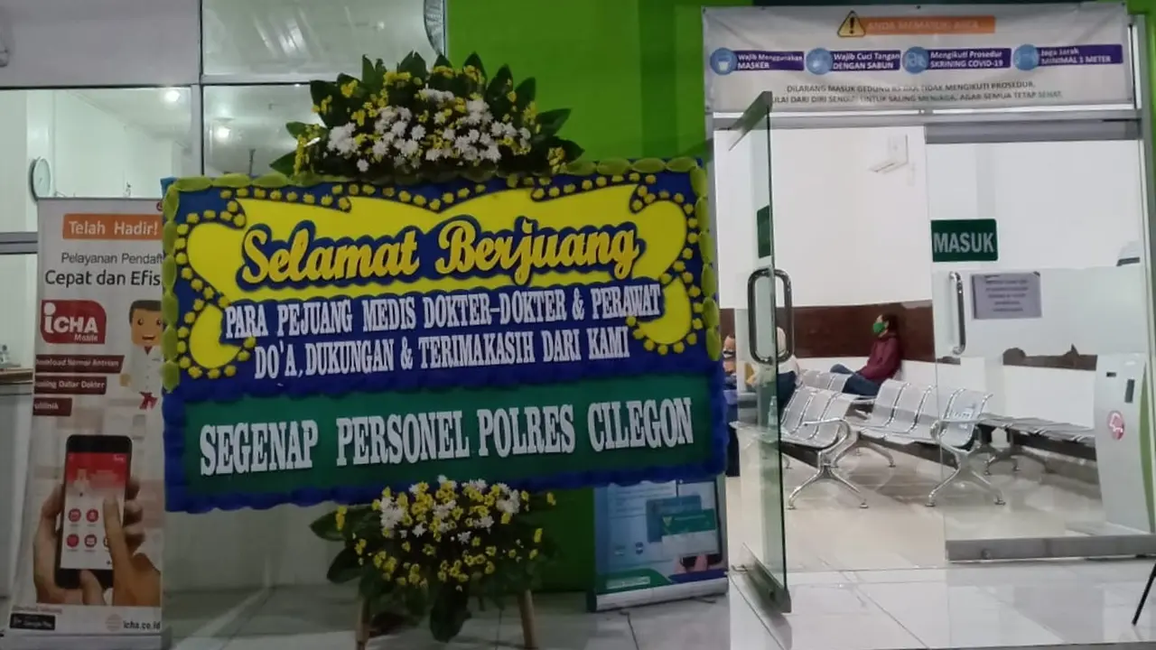 Karangan Bunga Untuk Semangati Nakes Dari Polres Cilegon. (Kamis, 22/07/2021).