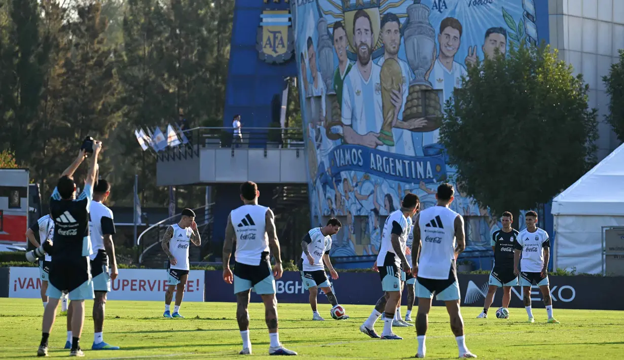 Laga kedua timnas akan berlangsung pada Selasa 31 Maret 2026 waktu setempat atau Rabu 1 April 2026, pukul 06.15 WIB. Tampak dalam foto, pemain Timnas Argentina, Lionel Messi (tengah) mengontrol bola saat sesi latihan di Ezeiza, provinsi Buenos Aires, Argentina pada 30 Maret 2026. (Luis ROBAYO/AFP)