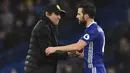 Pelatih Chelsea, Antonio Conte, menyapa Cesc Fabregas usai laga melawan Swansea. Kemenangan ini membuat The Blues kian kokoh memimpin Liga Inggris dengan selisih poin 11 dari Manchester City di peringkat kedua. (AFP/Glyn Kirk)