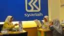 Petugas melayani nasabah di BRI Syariah, Jakarta, Kamis (9/2). Sampai akhir 2016 pertumbuhan perbankan syariah mencapai 19,67 persen. (Liputan6.com/Angga Yuniar)