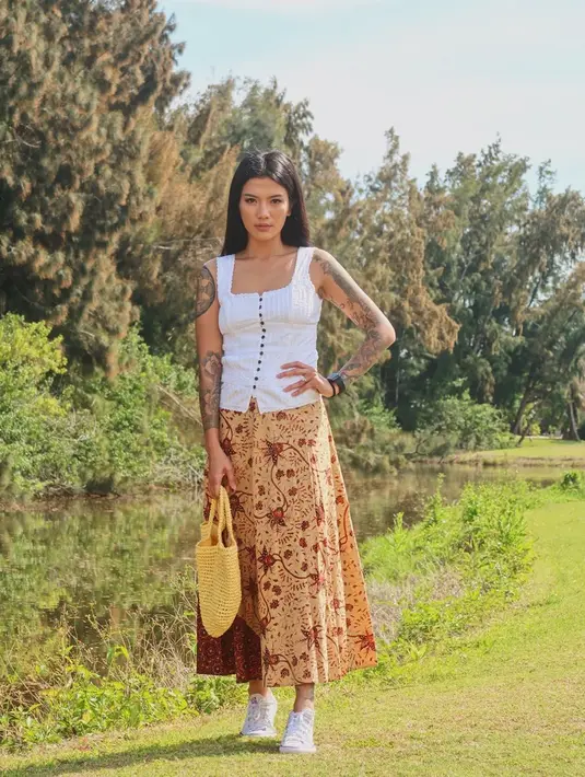 Tidak kalah memesona. Gayanya dengan menggunakan rok motif batik dengan baju putih ini pasti bikin pangling yang melihatnya. Setia sangat terlihat anggun dalam balutan pakaian yang dikenakannya ini. (Liputan6.com/IG/@tigawat)