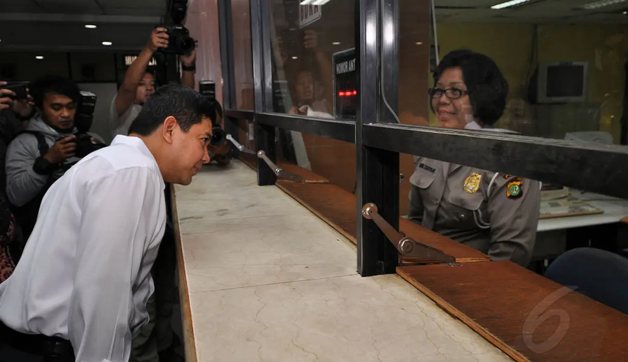 Men PAN-RB, Yuddy Chrisnandi melakukan sidak di beberapa kantor pelayanan publik, Jakarta, Jumat (2/1/2015). Sidak tersebut dilakukan dalam rangka melihat kesiapan aparatur sipil negara usai libur pergantian tahun. (Liputan6.com/Miftahul Hayat)