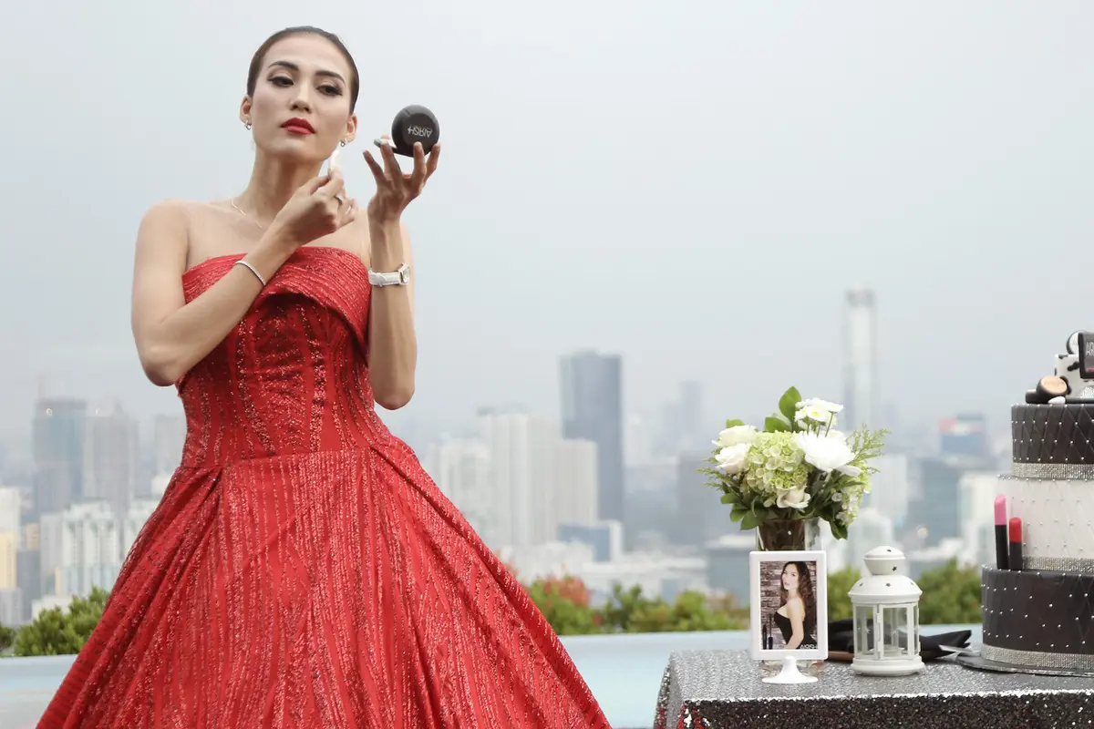 [Bintang] Tampil Seksi, Puput Carolina Adakan Brand Launching Besar-besaran