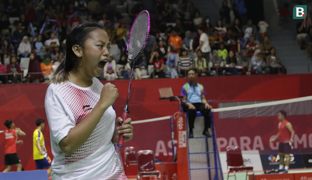 Pasangan Indonesia, Khalimatus Sadiyah, saat melawan wakil Cina, Cheng Hefang/Ma Huihui, pada final bulu tangkis Asian Para Games di Istora, Jakarta, Jumat (12/10/2018). Indonesia menang 21-15, 21-12. (Bola.com/M Iqbal Ichsan)