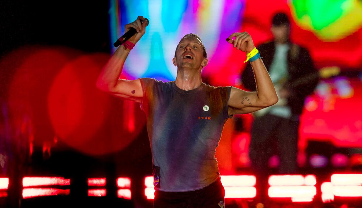 Vokalis dari band rock Inggris Coldplay, Chris Martin tampil pada festival musik Rock in Rio di Rio de Janeiro, Brasil, Minggu (11/9/2022). Chris Martin memuji penampilan penonton Rock in Rio 2022. (AP Photo/Bruna Prado)