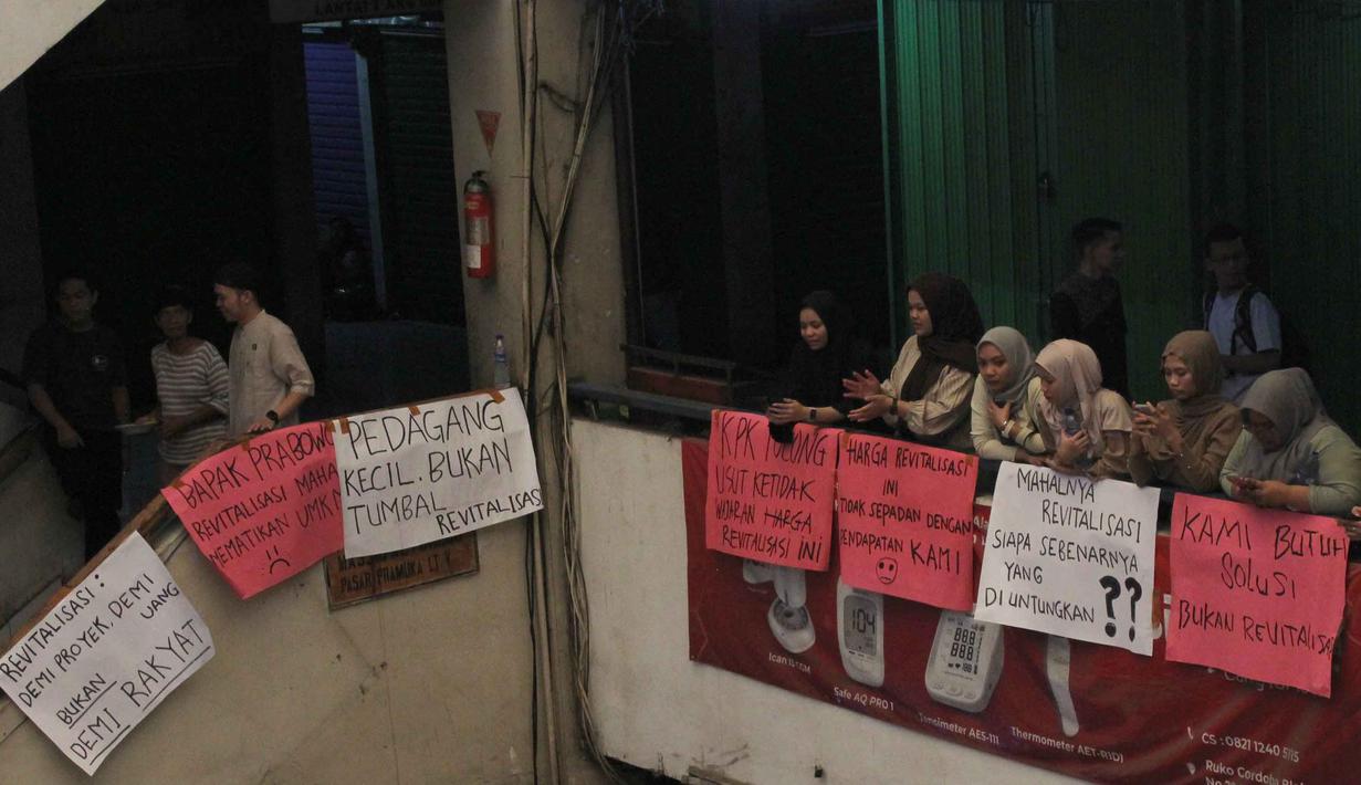 Aksi protes dilakukan pedagang, sebagai sikap penolakan terhadap perubahan harga sewa kios oleh pengelola Pasar Pramuka, yakni Perumda Pasar Jaya. Tampak dalam foto, para pedagang melakukan aksi protes di dalam Pasar Pramuka, Jakarta Timur, Jumat (14/11/2025). (merdeka.com/magang/Rendi Saputra)