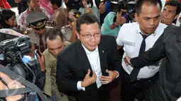 Menteri Agama Lukman Hakim Saifuddin saat akan memasuki Gedung KPK, Jakarta, Kamis (5/11). Kedatangannya untuk membahas pelaksanaan program pendidikan keagamaan yang dilakukan Kemenag. (Liputan6.com/Helmi Afandi)