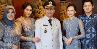 Dimyati Natakusumah, resmi dilantik sebagai Wakil Gubernur Banten. Saat pelantikan ia pun didampingi keluarga intinya, termasuk menantu artisnya, Beby Tsabina. [@bebytsabina]