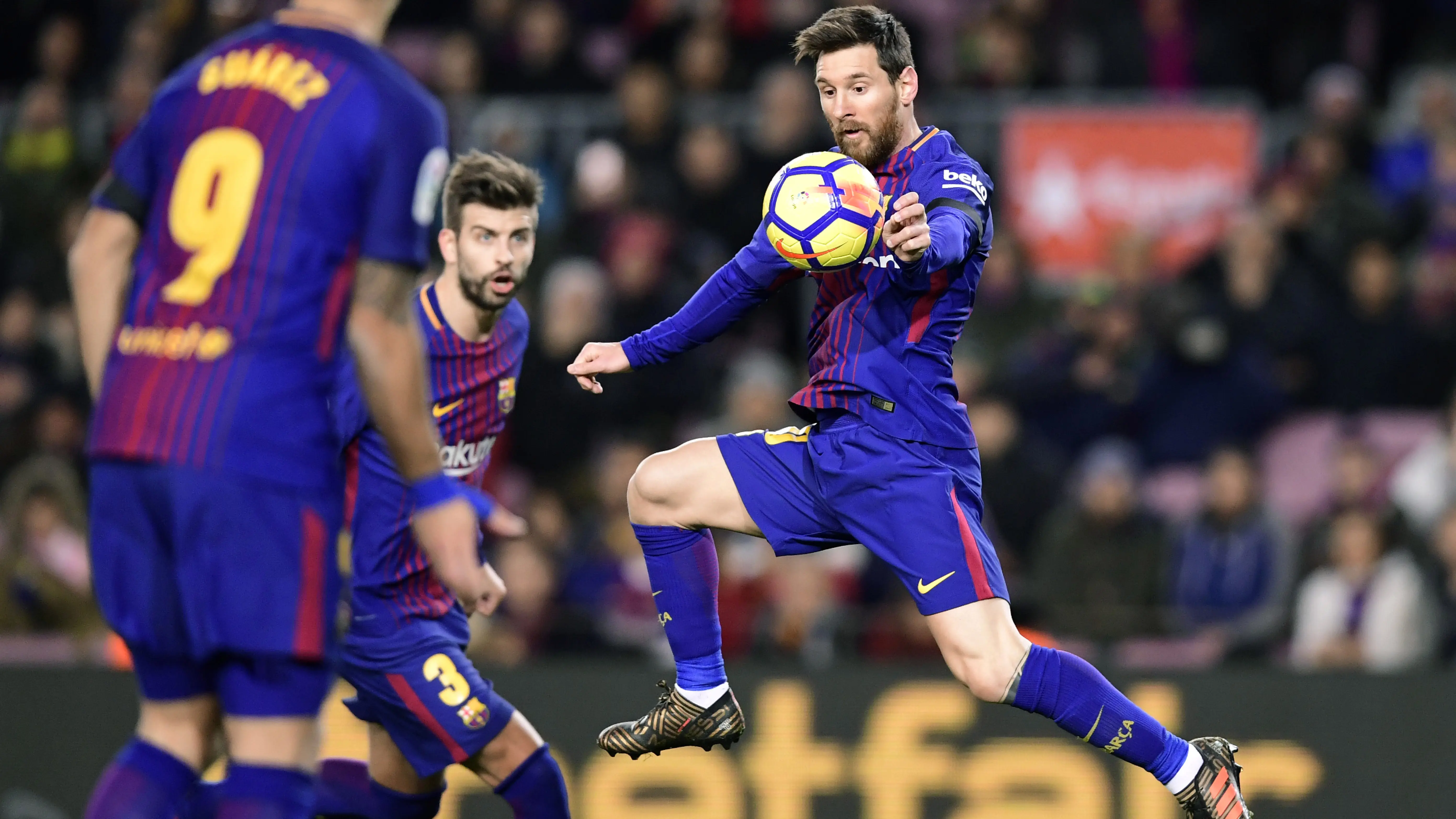 Pada Laga melawan Deportivo La Coruna, Lionel Messi gagal mencetak gol lewati titik putih pada lanjutan La Liga Santander di Camp Nou stadium, Barcelona, (17/12/2017).  Barcelona menang 4-0. (AFP/Javier Soriano)