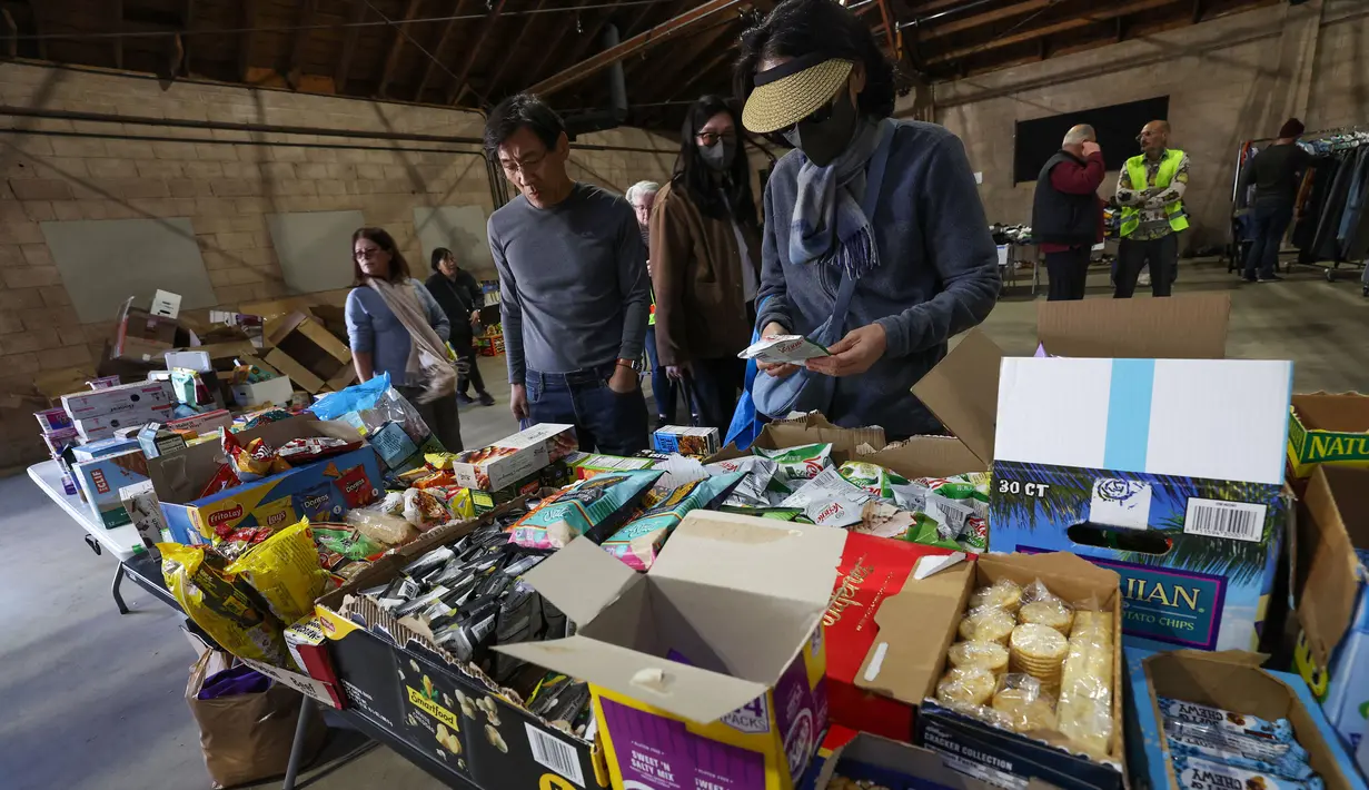 Mereka datang untuk mencari persediaan yang dibutuhkan saat kebakaran hebat yang melanda kawasan Los Angeles. (VALERIE MACON/AFP)