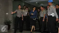 Menkeu Sri Mulyani (tengah) bersama Kapolri Jenderal Pol Tito Karnavian di  Mabes Polri, Jakarta, Jumat (29/7). Bersama Kapolri, Sri Mulyani melakukan video Call  sosialisasi Tax Amnesty ke seluruh Kapolda di Tanah Air. (Liputan6.com/Gempur M Surya)