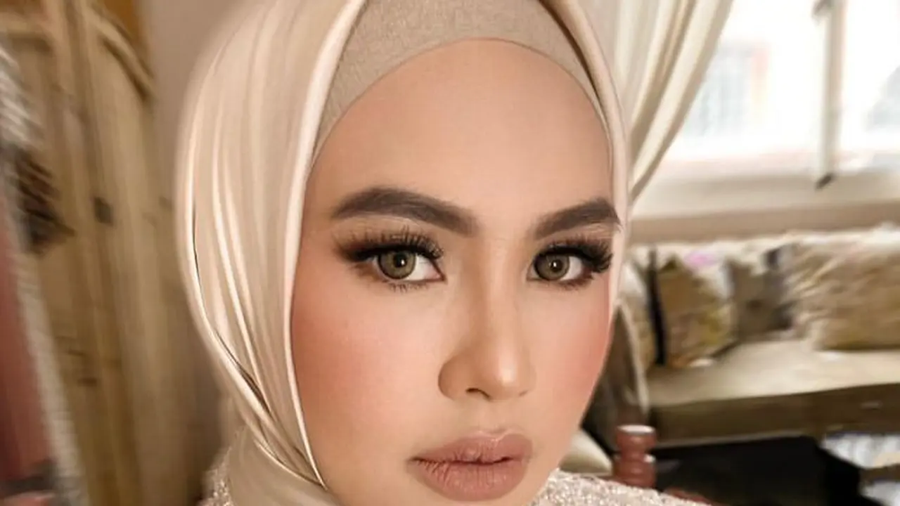Hamil Anak ke-2, Ini 7 Gaya Maternity Shoot Kartika Putri Bergaun Krem