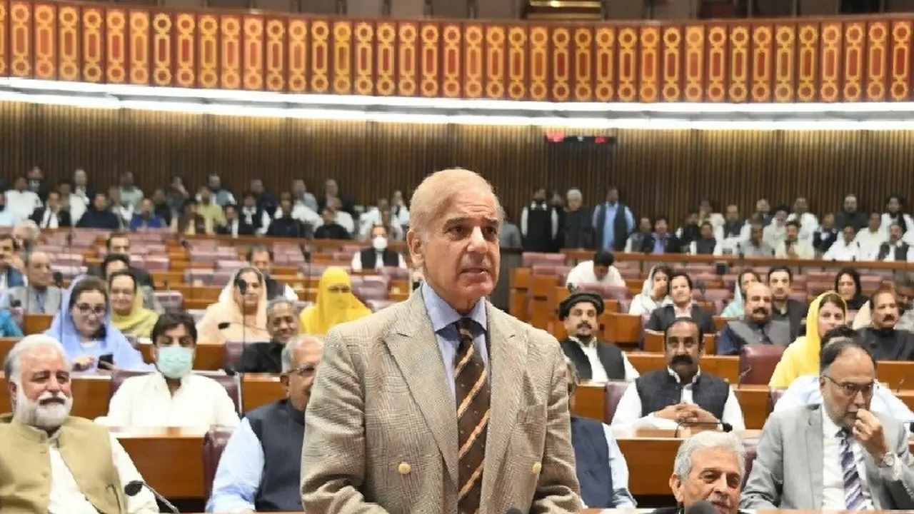 Kabinet Perdana Menteri Pakistan yang baru terpilih, Shahbaz Sharif, dilantik, Selasa (19/4), dalam upacara singkat. (@NAofPakistan/Twitter)