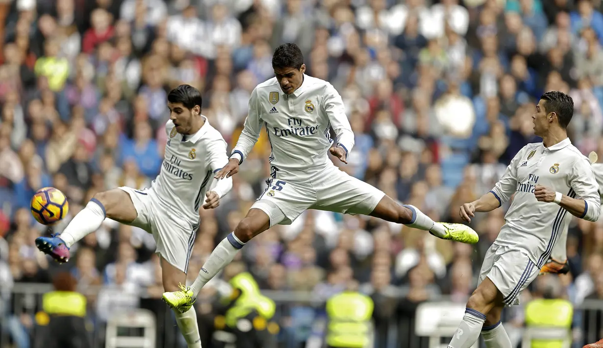 Alvaro Morata, (kiri), Raphael Varane dan Cristiano Ronaldo berusaha mengontrol bola tendangan pojok saat melawan Espanyol pada lanjutan La Liga di Santiago Bernabeu stadium. Madrid, (18/2/2017). Real Madrid menang 2-0. (AP/Francisco Seco)