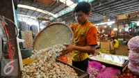 Seorang pedagan bawang putih di Pasar Induk Kramat Jati sedang merapihkan dagangannya, Jakarta, Jumat (19/6/2015). Memasuki bulan Ramadan sejumlah harga sayur mengalami kenaikan harga. (Liputan6.com/Yoppy Renato)