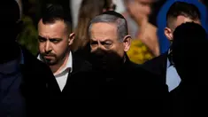 Perdana Menteri Israel Benjamin Netanyahu (tengah) tiba untuk menghadiri pemakaman tentara Israel Sersan Master Gal Meir Eizenkot, 25, yang tewas dalam pertempuran di Gaza di pemakaman militer di Herzliya, Israel, Jumat (8/12/2023). Kematian Eizenkot, putra Gadi Eizenkot, mantan panglima militer Israel yang juga saat ini menjadi anggota kabinet perang Israel, telah bergema di seluruh negeri dan mengundang belasungkawa dari para pemimpin tertinggi Israel (AP Photo/Leo Correa)