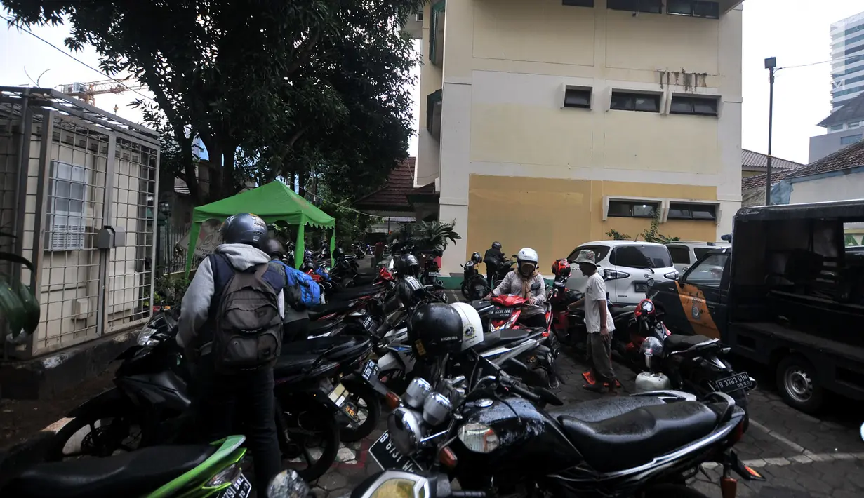 Pegawai kantor Balai Kota DKI Jakarta mengambil motor di Kelurahan Kebon Sirih, Jakarta, Rabu (16/1). Pelarangan pegawai Balai Kota untuk memarkirkan kendaraan di Gedung DPRD menyebabkan halaman Kelurahan penuh dengan motor. (Merdeka.com/Iqbal S Nugroho)